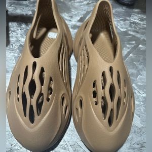Tan color Yeezy foam slides! Men side 11US!! Slightly worn!